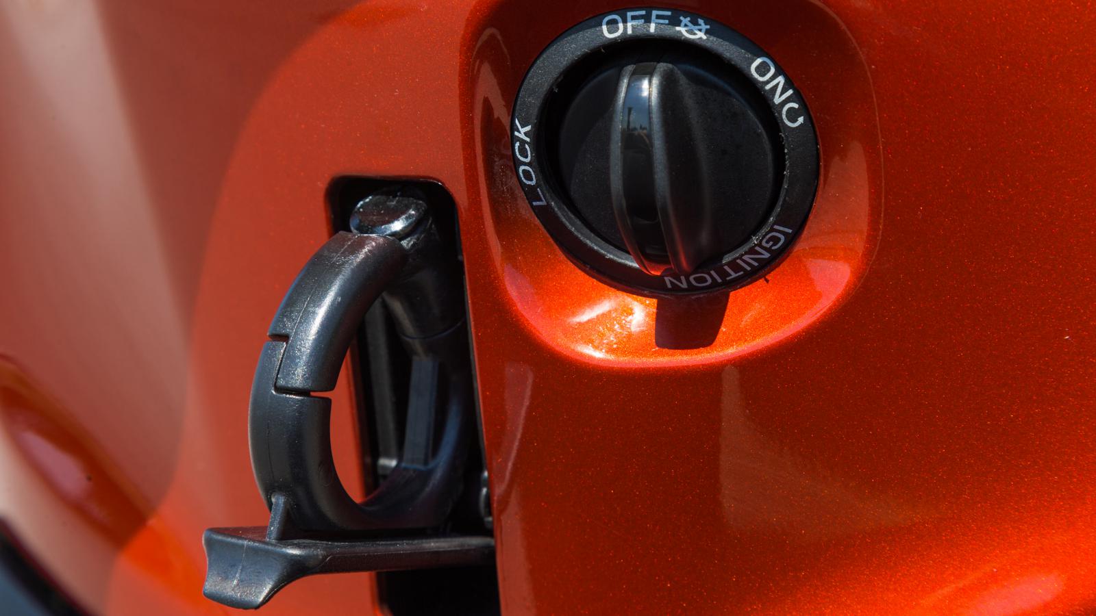 Το Beverly πλέον έρχεται με keyless σύστημα ανάφλεξης ο οποίο φέρνει περιστροφικό διακόπτη αντί κεντρικής κλειδαριάς.