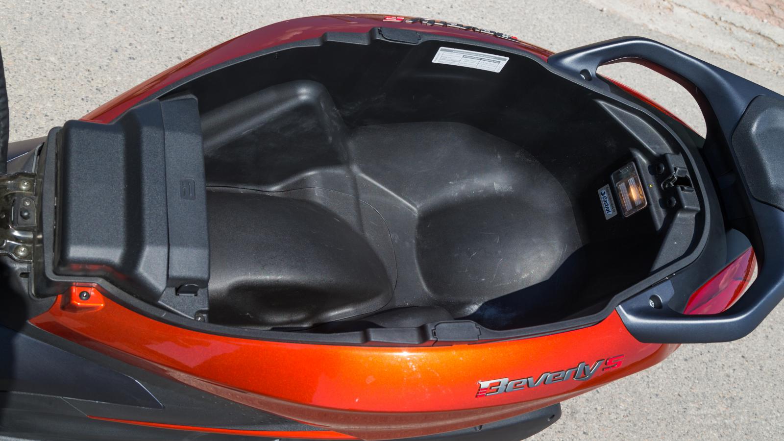 Ο  χώρος κάτω από τη σέλα θα φιλοξενήσει άνετα 2 κράνη Jet ή ένα full-face με χώρο για μικροαντικείμενα. Συμπληρωτικός χώρος υπάρχει και στο μπροστινό