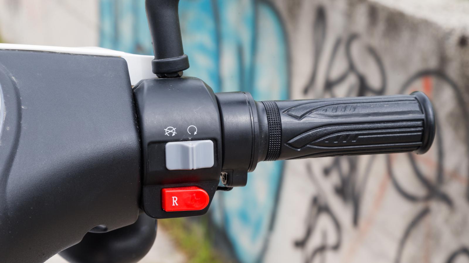 Αν ανοίξεις το γκάζι πατώντας το κουμπί “R”, το Lipo κινείται προς τα πίσω.