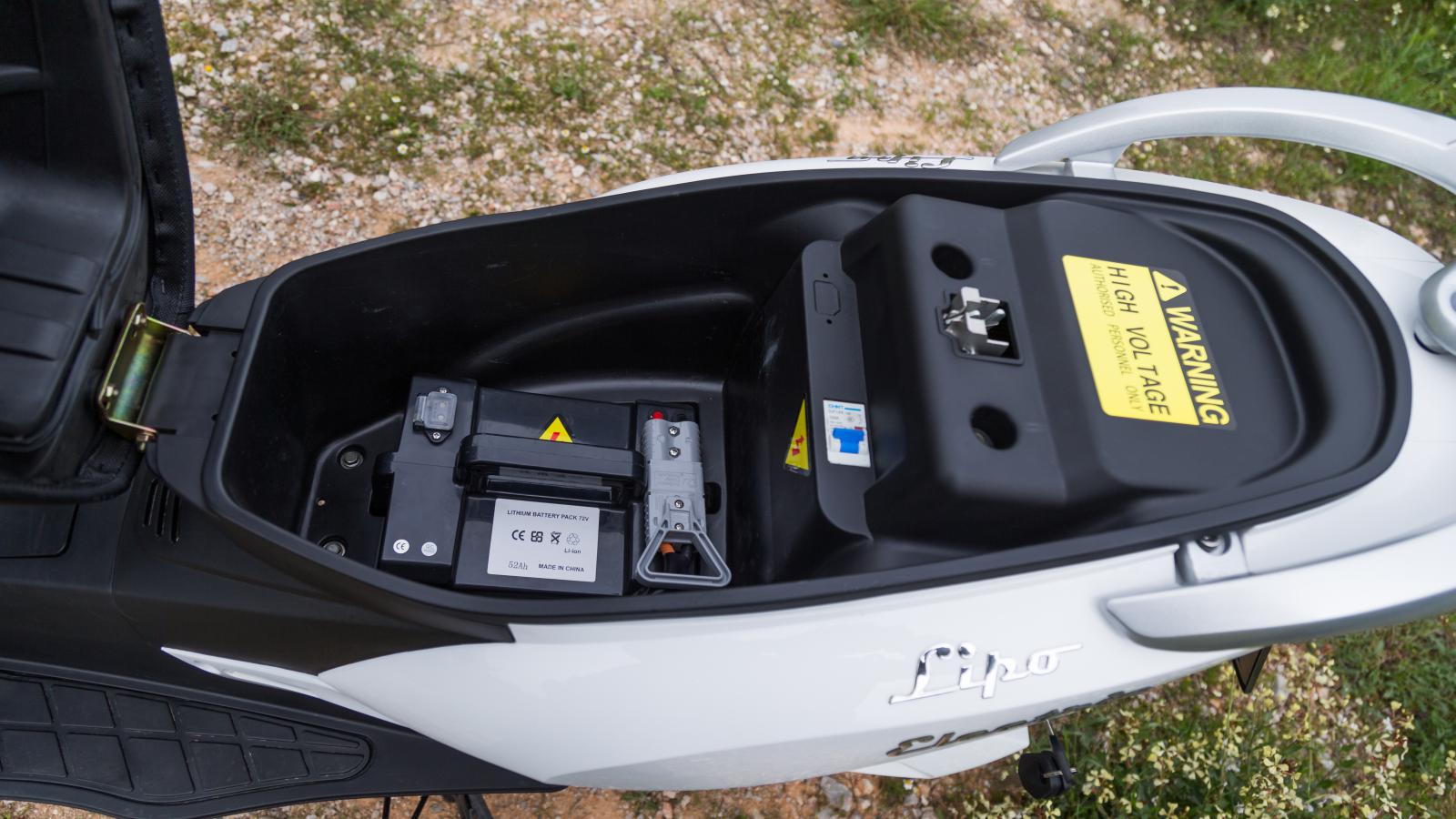 Η μπαταρία δίνει μέση αυτονομία 100 χιλιόμετρα.