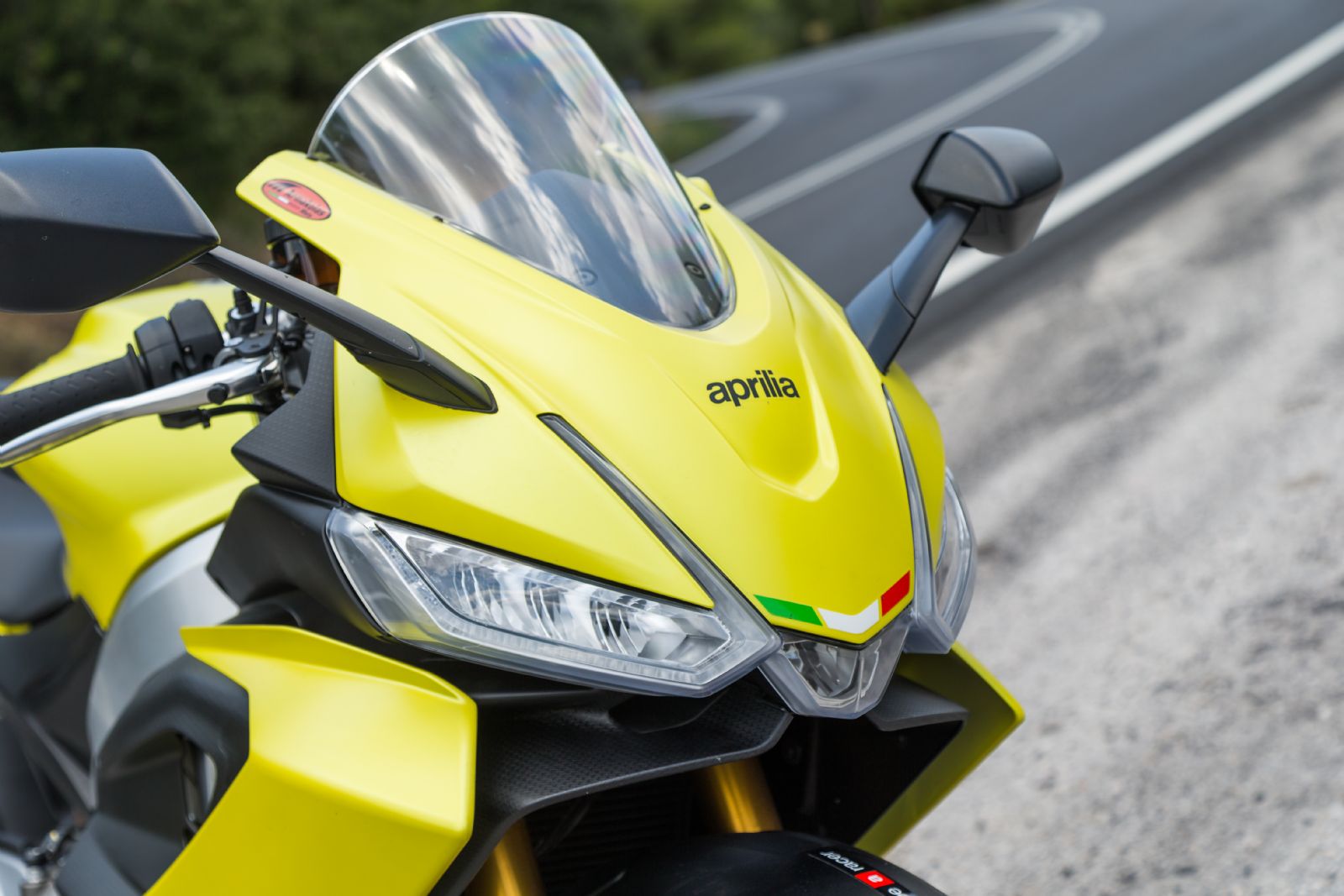 Το φέρινγκ προσφέρει καλή προστασία από τον αέρα, ενώ συνδυάζεται αρμονικά με τον χαρακτηριστικό τριπλό προβολέα.  Ο τελευταίος εκσυγχρονίστηκε, καθώς