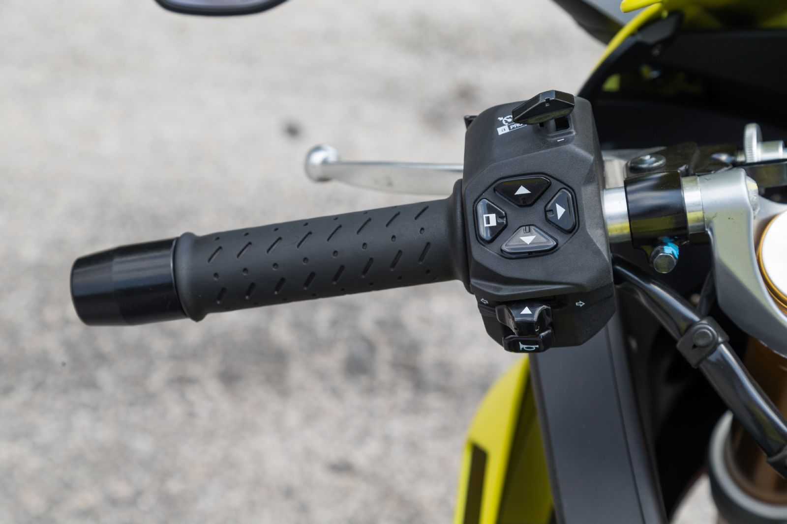 Η περιήγηση στο μενού γίνεται εύκολα από τους διακόπτες στην αριστερή πλευρά του τιμονιού.