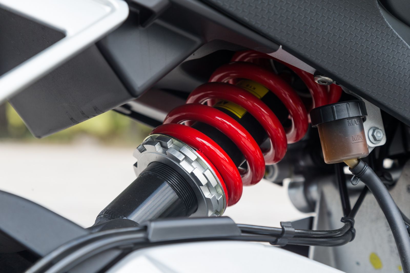 Οι αναρτήσεις είναι πιο σφιχτές από το Tuono 660 όχι όμως σε σημείο που να κουράζουν. Τα φρένα της Brembo χαρακτηρίζονται από το ισχυρό αρχικό δάγκωμα