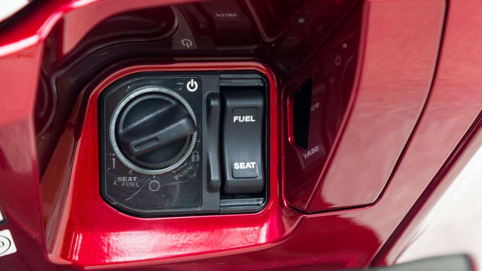 Αυτός είναι ο κεντρικός διακόπτης που δεν χρειάζεται κανονικό κλειδί. Απασφαλίζει ηλεκτρονικά με ένα πάτημα προς τα μέσα, όταν έχετε μαζί σας τον πομπ