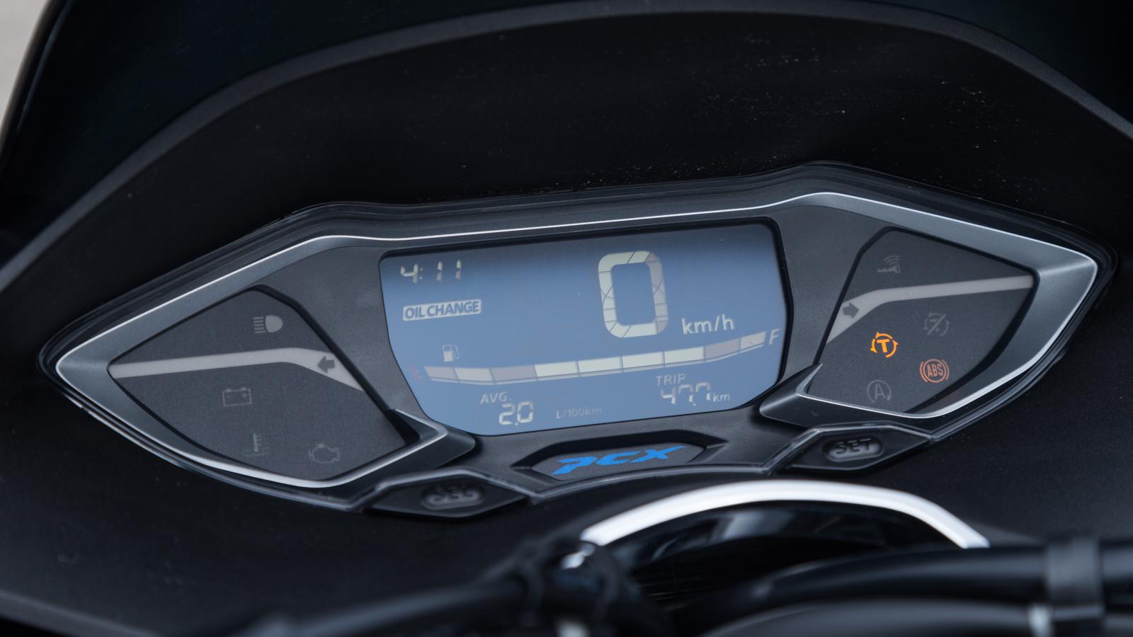 Νέο είναι το σχήμα της οθόνης ενδείξεων αλλά και η διάταξη των τελευταίων, στα όργανα του PCX. Οι ενδείξεις των φλας ανάβουν σε έντονο πράσινο εντυπωσ