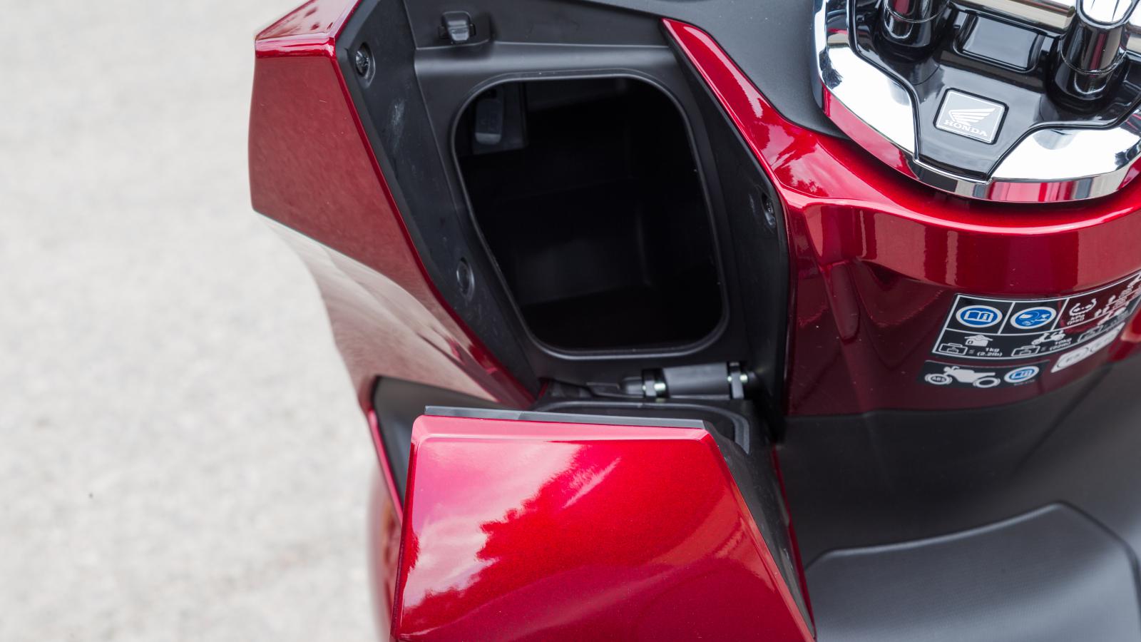 Το ντουλαπάκι της ποδιάς: Διακρίνεται και το κάλυμμα της παροχής ρεύματος USB Type-C, πάνω αριστερά. 