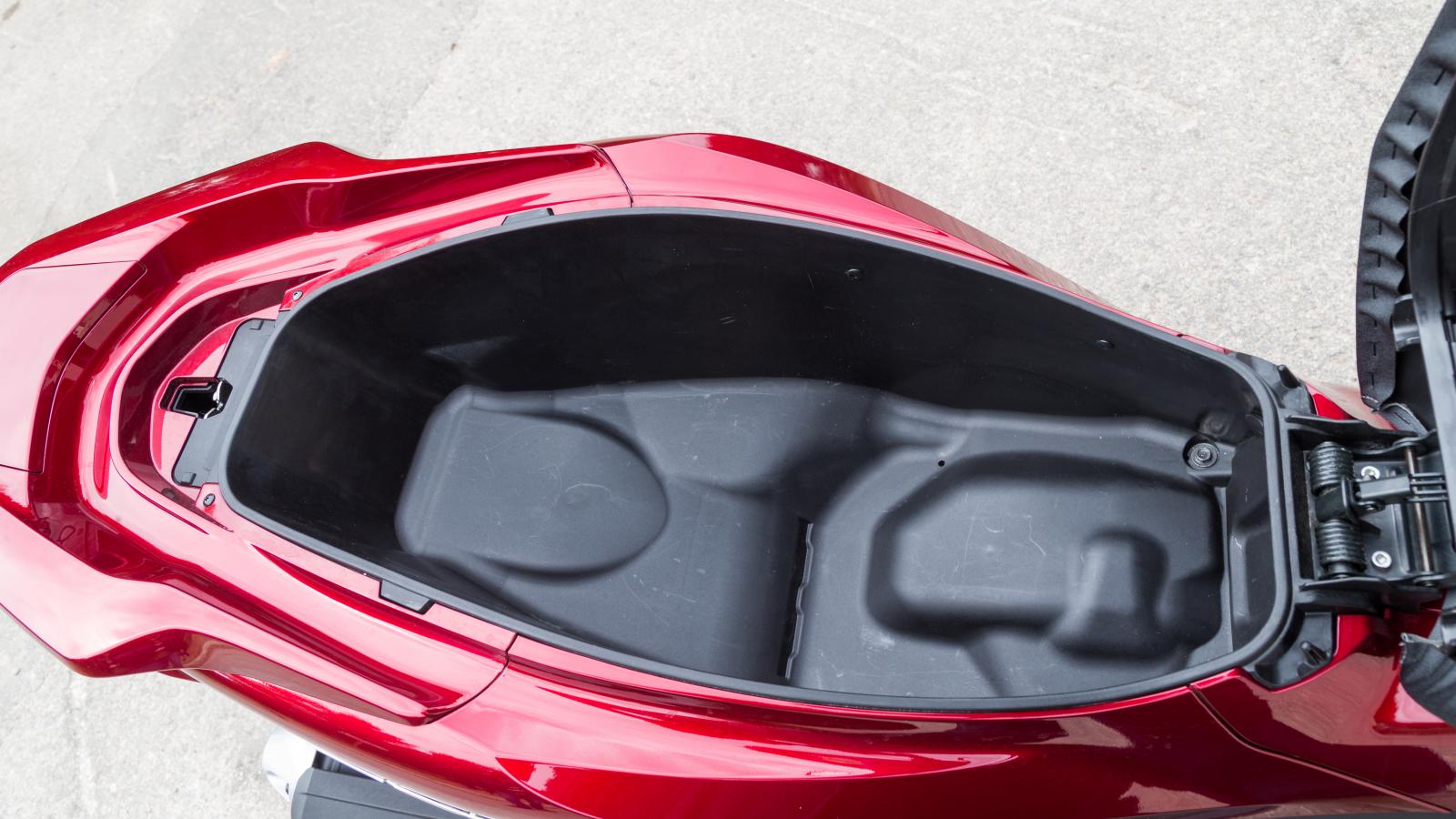 Κάτω από την σέλα ο χώρος είναι μεγάλος. Ένα κράνος full-face χωρά εύκολα μαζί με άλλα αντικείμενα. 