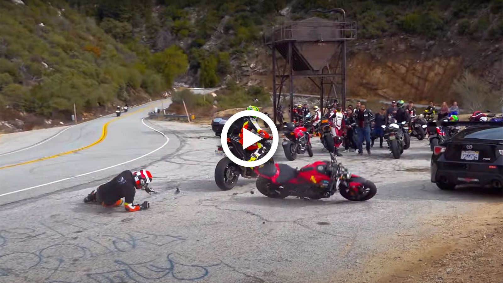 VIDEO: Σοκαριστική πτώση αναβάτη δίπλα σε κόσμο!