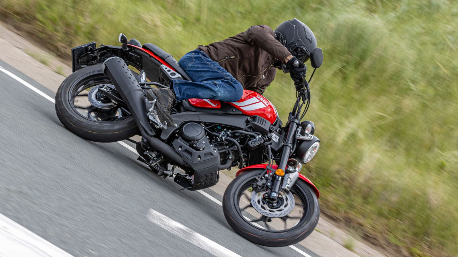 Τα κοινά στοιχεία με το ΜΤ-125 κάνουν το XSR απολαυστικό στις στροφές. 