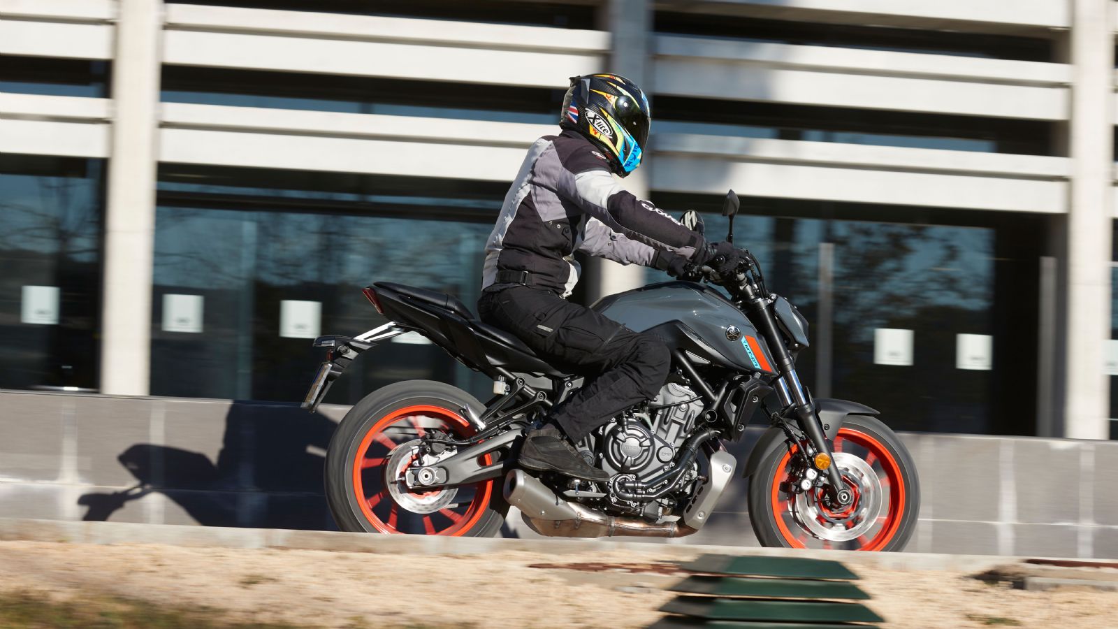 Η θέση οδήγησης αποδείχθηκε άνετη σε όλη τη διάρκεια της διαδρομής. Το ύψος της σέλας παραμένει στα 805χιλ από το έδαφος, επιτρέποντας να πατήσεις με 