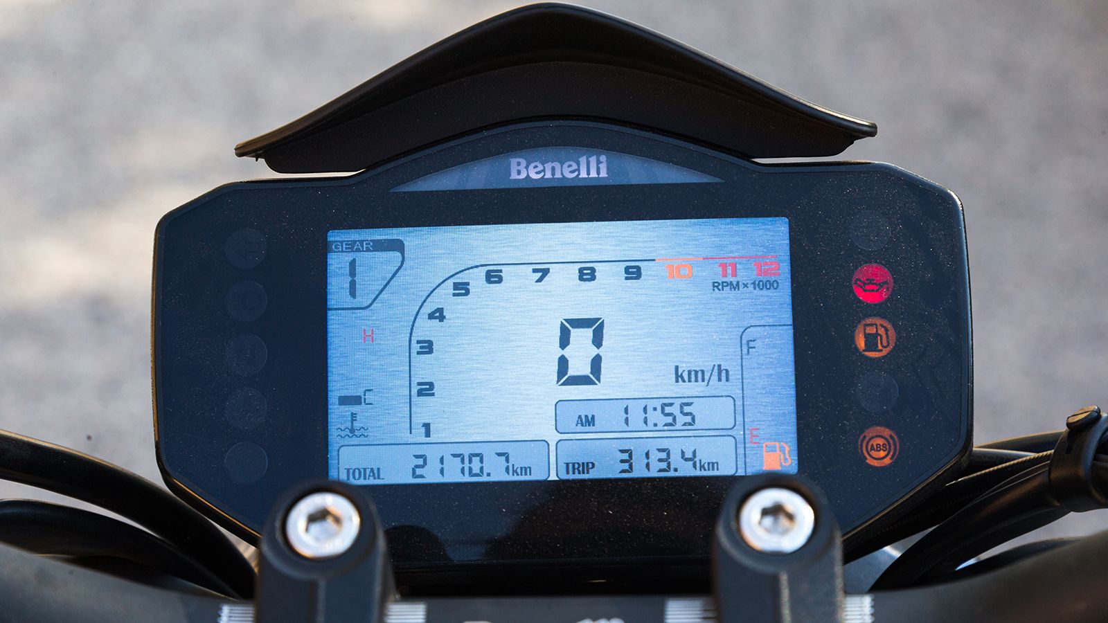 Οθόνη: Χωρίς πολύπλοκα μενού, η TFT οθόνη παρέχει τις απαραίτητες ενδείξεις όπως ταχύμετρο, στροφόμετρο, θερμοκρασία κινητήρα, μερικό και ολικό χιλιομ