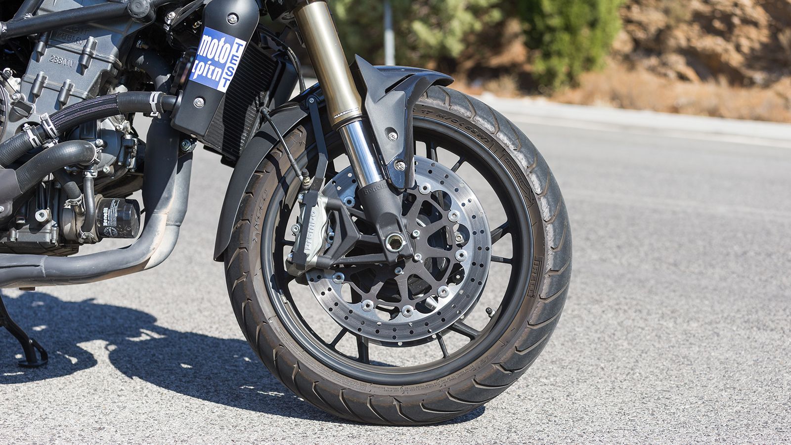 Μπροστινό: Πραγματικός βράχος το ανεστραμμένο πιρούνι της Marzocchi, συμβάλλει στη σταθερότητα σε γρήγορους ρυθμούς. Τα φρένα της Brembo έχουν δύναμη 