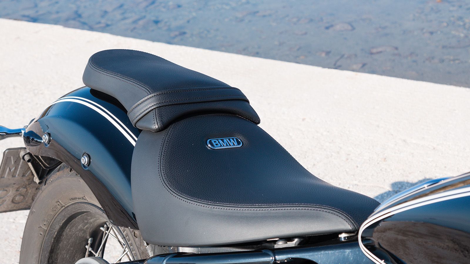 Η δερμάτινη σέλα είναι αρκετά φιλόξενη με τον αναβάτη, ενώ το μικρό πίσω τμήμα περιορίζει τις δυνατότητες μεταφοράς δεύτερου ατόμου. Ξεχωρίζει το λογό