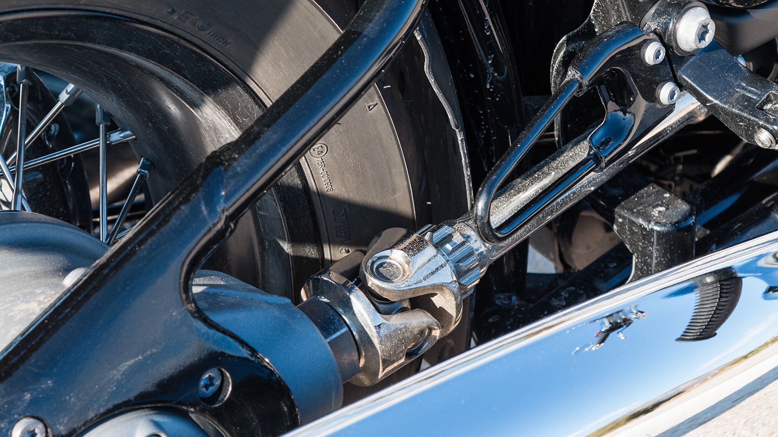 Ο γυμνός άξονας μετάδοσης βγάζει μάτι και παραπέμπει στο R32, τον πρόγονο του R 18 από τον οποίο και εμπνεύστηκε αρκετά σχεδιαστικά στοιχεία, όπως το 