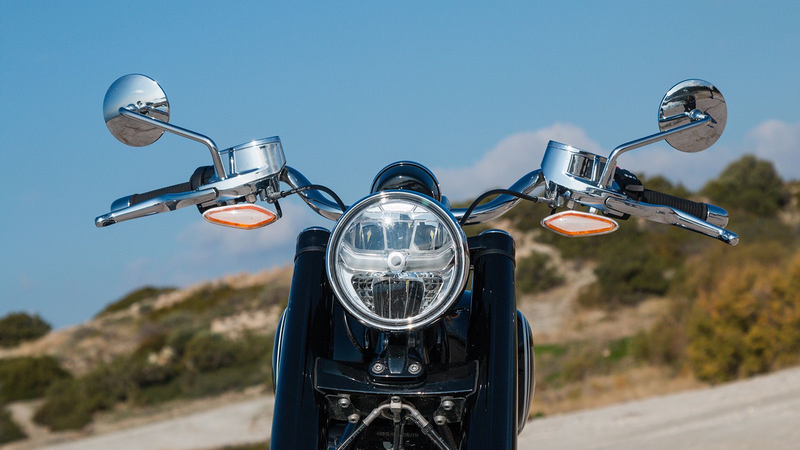 Ο μοντέρνος προβολέας με το παραδοσιακό κέλυφος διαθέτει ενεργητική λειτουργία που φωτίζει το εσωτερικό της στροφής. 