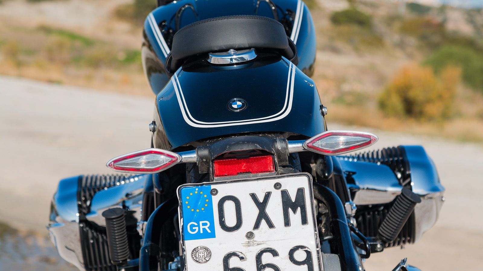 Στο πίσω μέρος, η απουσία φωτιστικού συμβάλει σε μια πιο καθαρή εικόνα, αφού αυτό έχει ενσωματωθεί, με μια κόκκινη σειρά από LED, μέσα στα φλας.