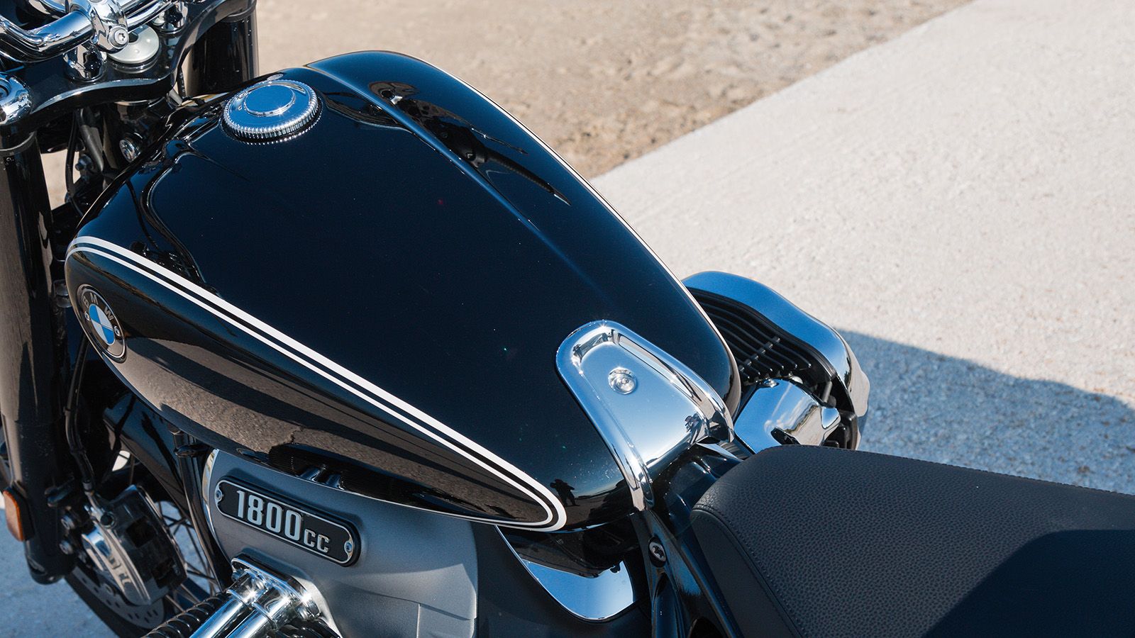 Πανέμορφο το ρεζερβουάρ σε σχήμα δάκρυμε την χειροποίητη pinstripingδιακόσμηση, με τις λευκές ρίγες εκατέρωθεν. Η χρωμιωμένη τάπα πλήρωσης ανοίγει με 