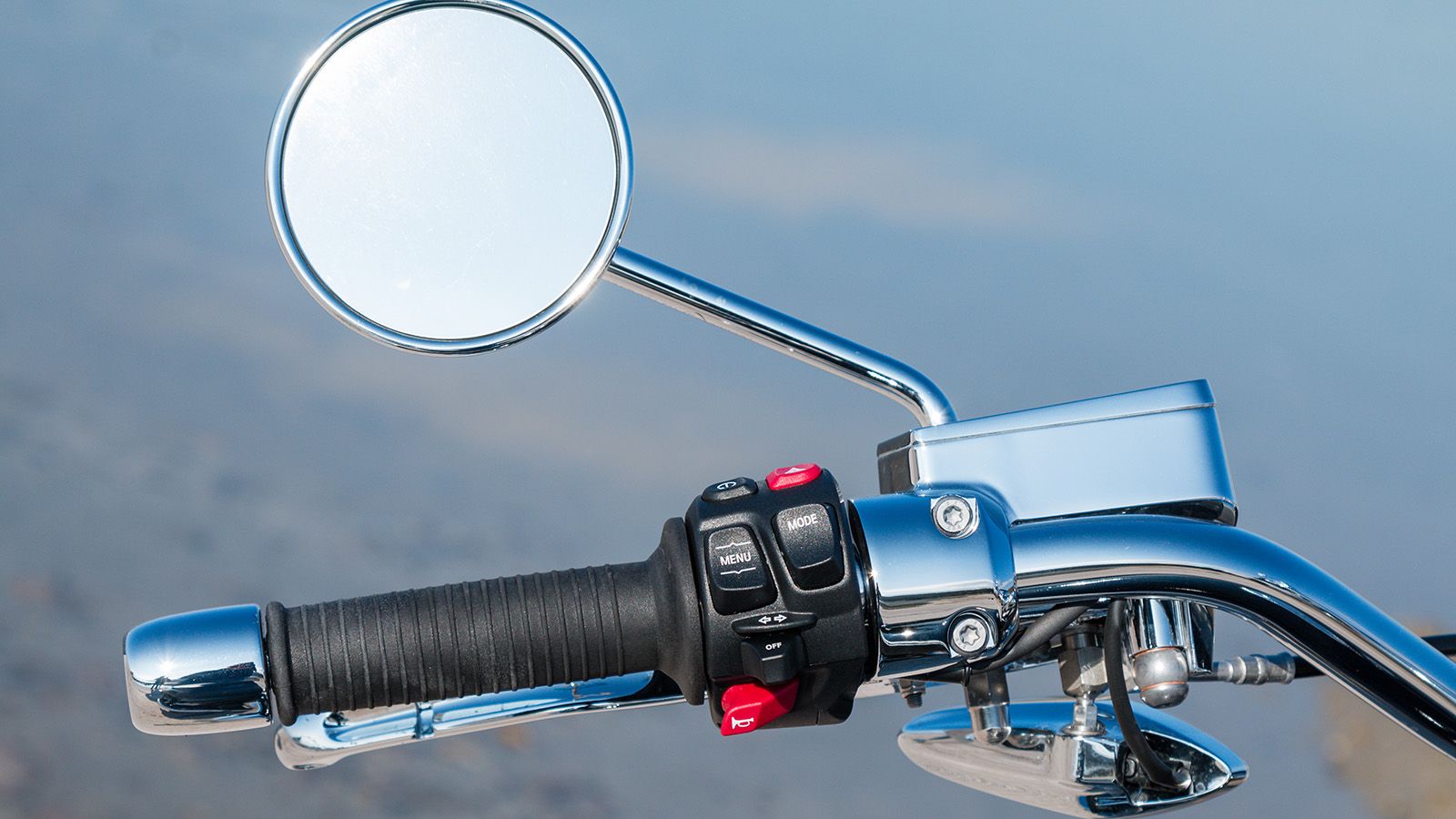 Εντυπωσιακό το χρώμιο στους καθρέφτες και στα άκρα του τιμονιού.