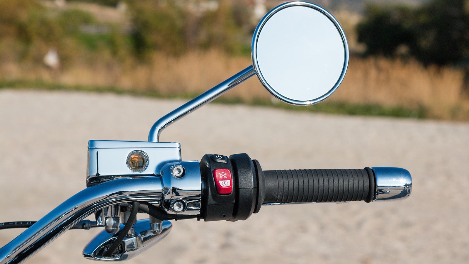 Εντυπωσιακό το χρώμιο στους καθρέφτες και στα άκρα του τιμονιού.