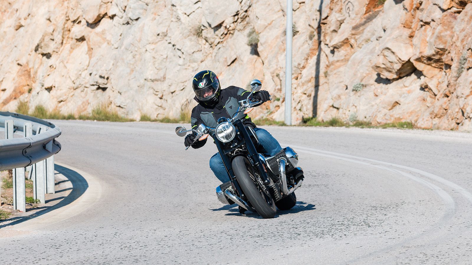 Πολυτέλεια, εξαιρετική κύλιση και υποδειγματική οδηγική συμπεριφορά, χαρακτηρίζουν το R 18 στο δρόμο. 