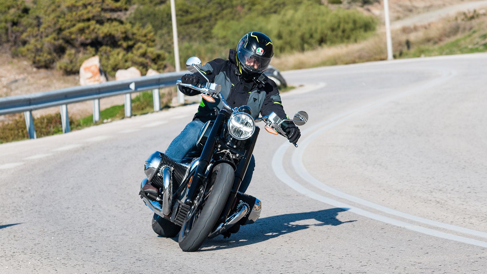 Πολυτέλεια, εξαιρετική κύλιση και υποδειγματική οδηγική συμπεριφορά, χαρακτηρίζουν το R 18 στο δρόμο.	