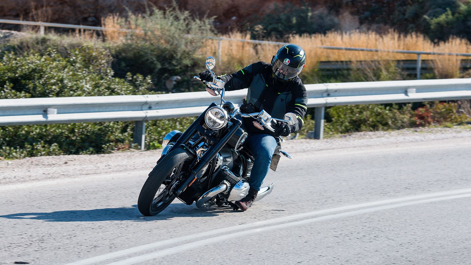 Πολυτέλεια, εξαιρετική κύλιση και υποδειγματική οδηγική συμπεριφορά, χαρακτηρίζουν το R 18 στο δρόμο.	