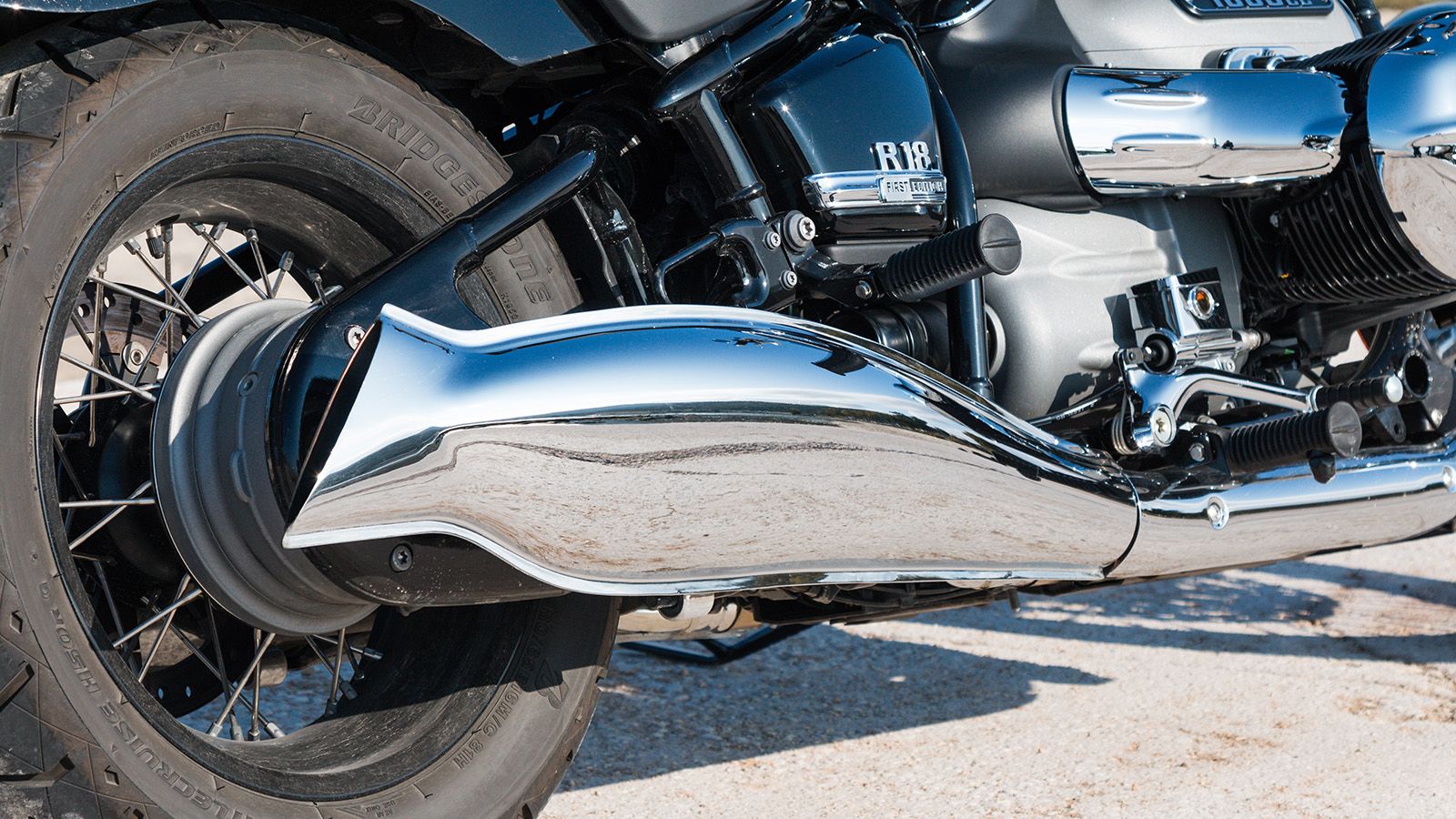 Οι εντυπωσιακής σχεδίασης fishtail διπλές εξατμίσεις έρχονται κατευθείαν από το παρελθόν και προκαλούν γλυκιά νοσταλγία, θυμίζοντας τη δεκαετία του 30