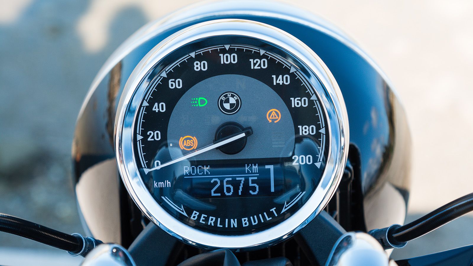 Ρετρό σχεδίασης στρογγυλό όργανο με αναλογικό ταχύμετρο και μια μικρή ενσωματωμένη οθόνη με επιμέρους πληροφορίες. Χρειάζεται σωστή διαχείριση καυσίμο