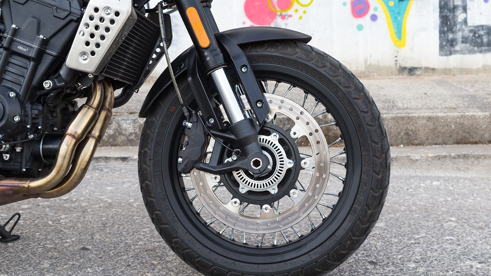 Πιρούνι: Οι ρυθμιζόμενες αναρτήσεις της KYB συνεργάζονται ιδανικά με το πλαίσιο εμπνέοντας εμπιστοσύνη ακόμη και σε σπορ ρυθμούς ενώ τα φρένα παρότι δ