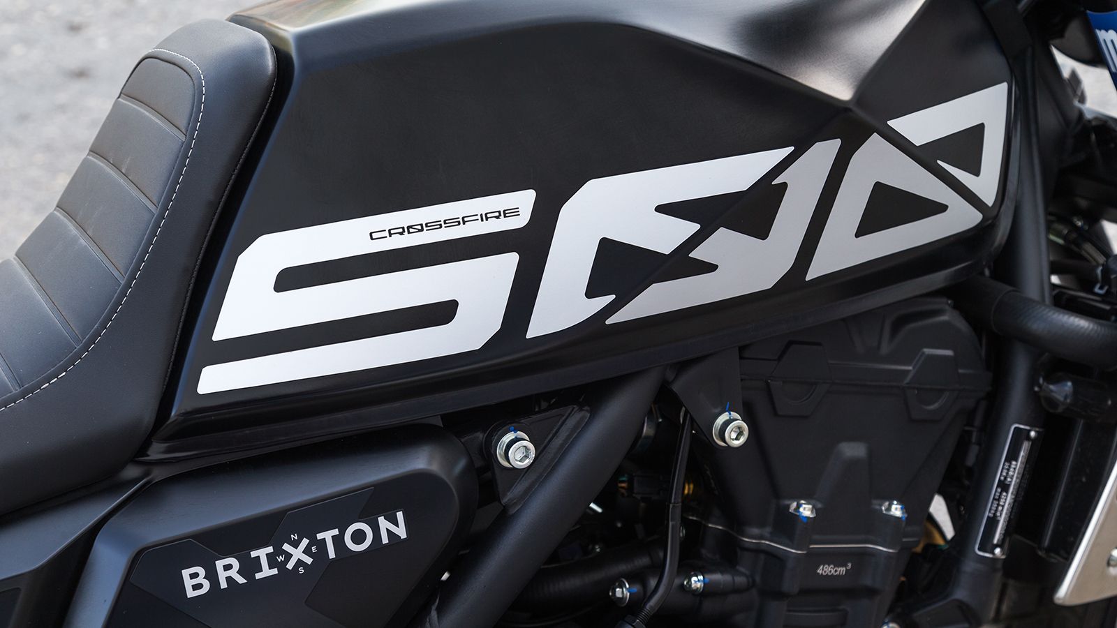 Ρεζερβουάρ γραφικά: Τονίζουν την ταυτότητα της μοτοσυκλέτας και ξεχωρίζουν. 