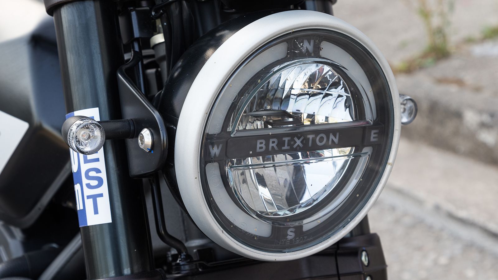 Εμπρός φανάρι: Απίστευτη η λεπτομέρεια της πυξίδας που έχει ενσωματωθεί στο σχέδιο του εμπρός προβολέα!