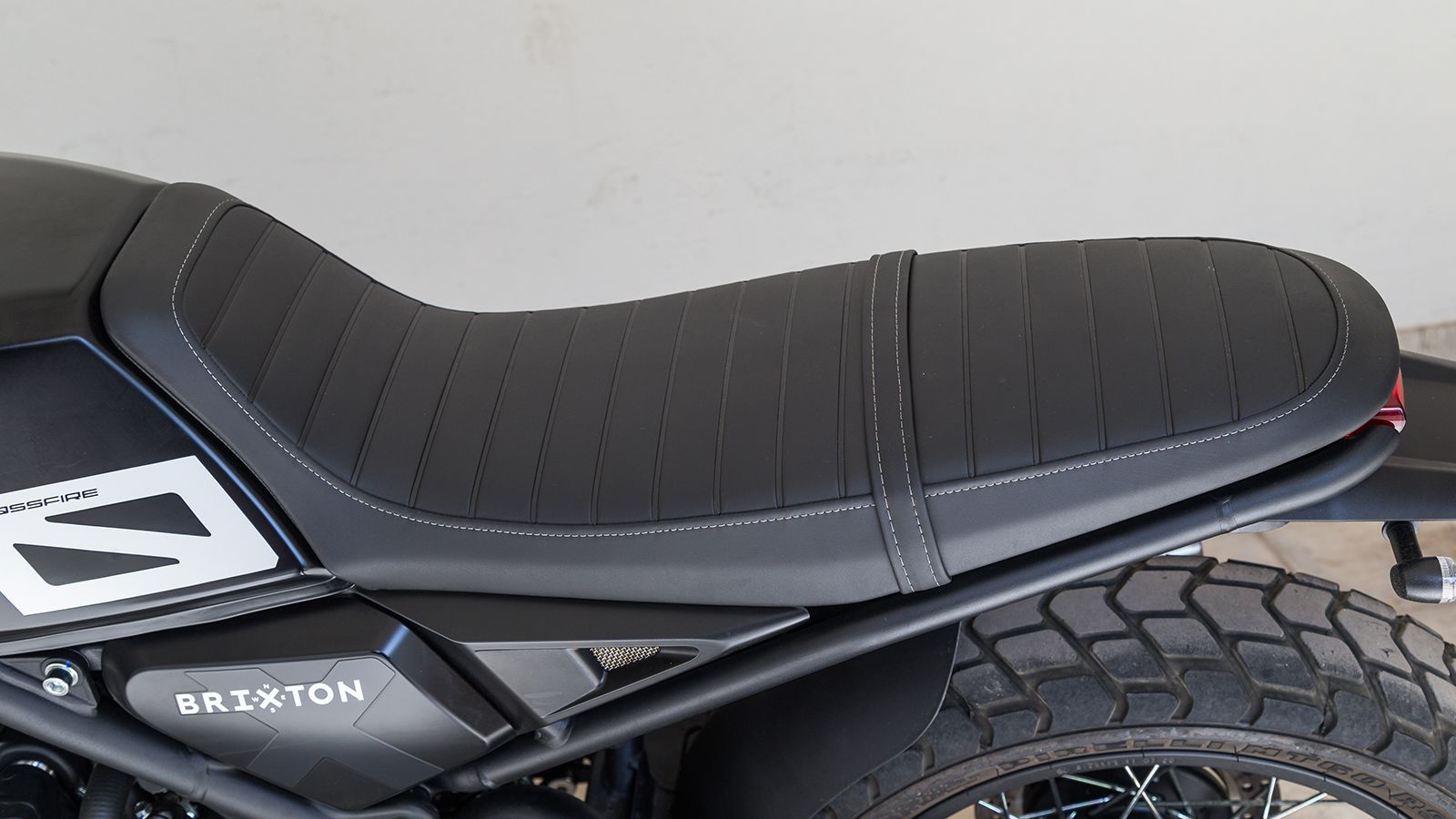 Σέλα: Με ικανοποιητικό χώρο για δύο άτομα η ίσια σέλα ταιριάζει απόλυτα στο ύφος της μοτοσυκλέτας.