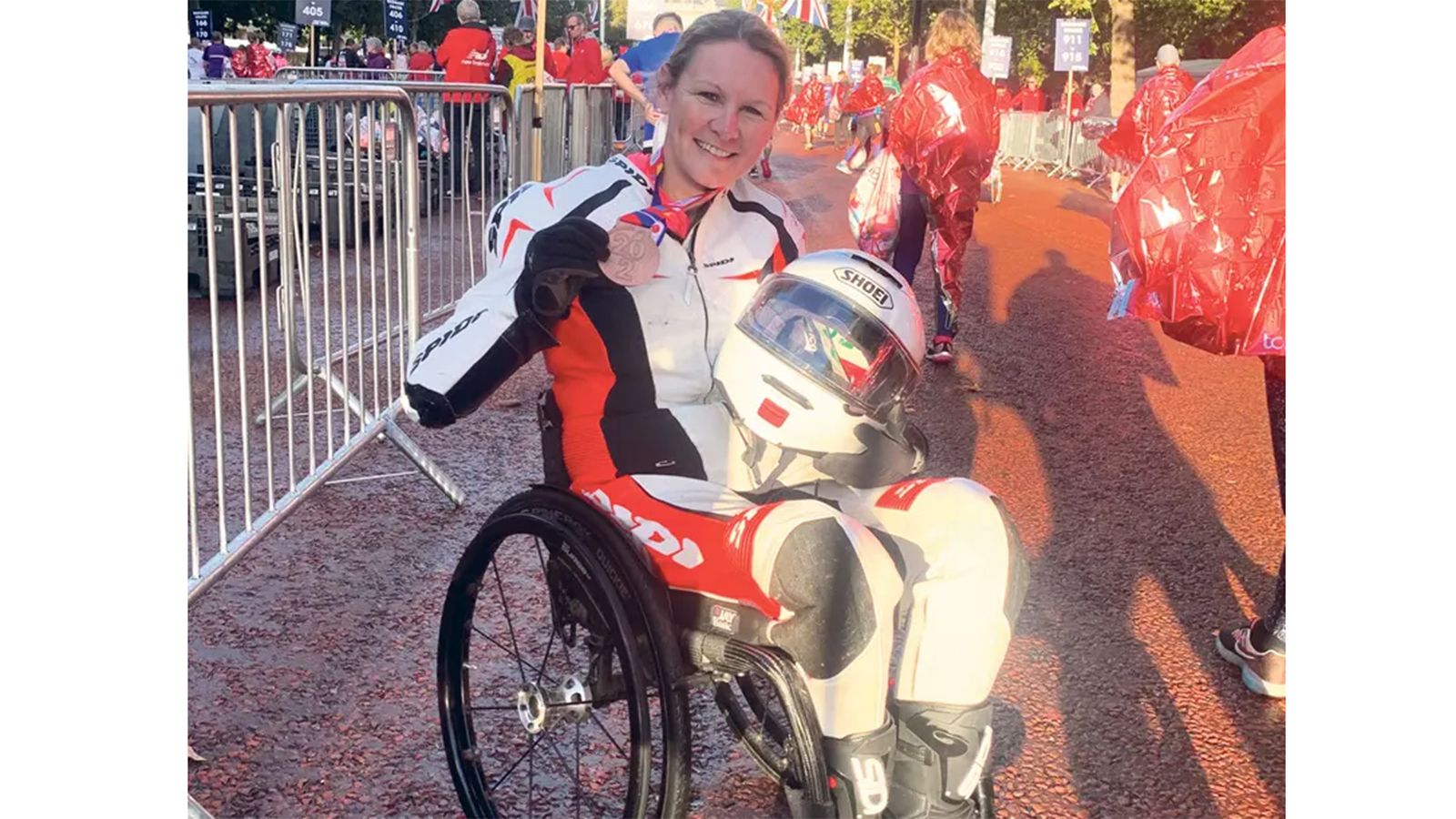 H Claire Lomas με το μετάλλιο τερματισμού της.