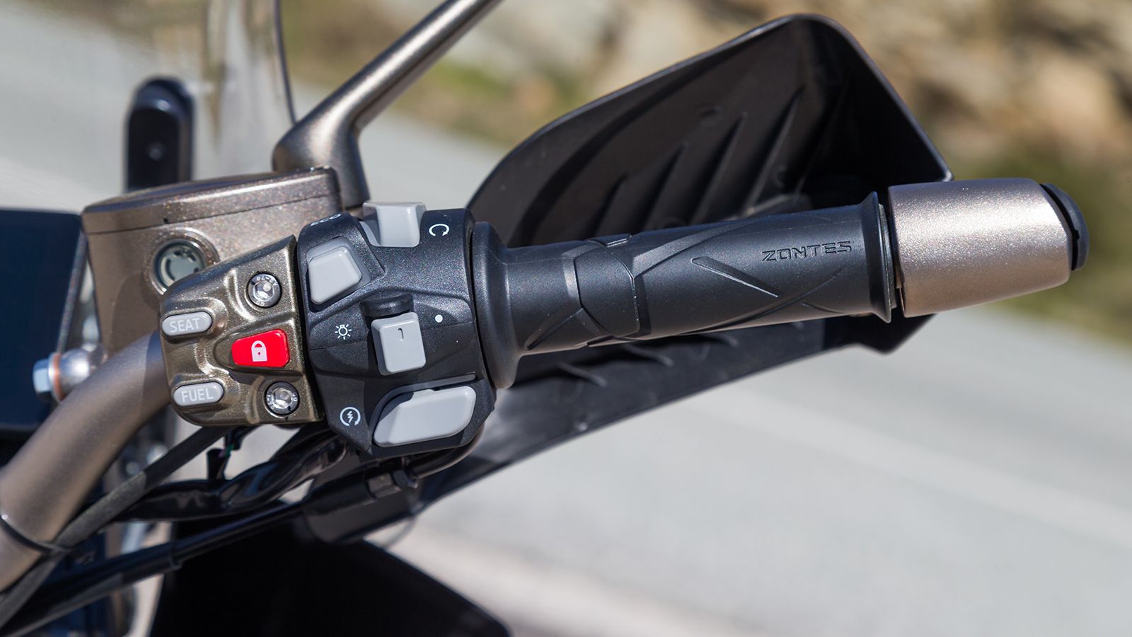 Οι πολυάριθμοι διακόπτες του 310T2 είναι απαραίτητοι για τον χειρισμό όλων των συστημάτων του. Οι «εξωτερικοί» σε κάθε πλευρά, είναι φωτιζόμενοι με τη