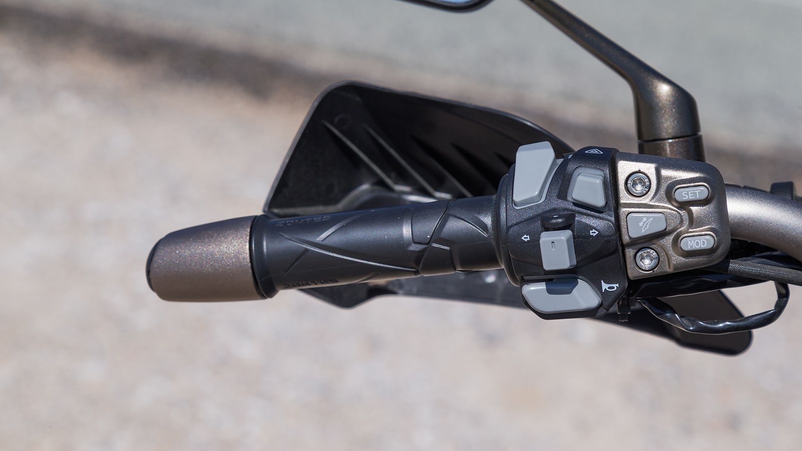 Οι πολυάριθμοι διακόπτες του 310T2 είναι απαραίτητοι για τον χειρισμό όλων των συστημάτων του. Οι «εξωτερικοί» σε κάθε πλευρά, είναι φωτιζόμενοι με τη