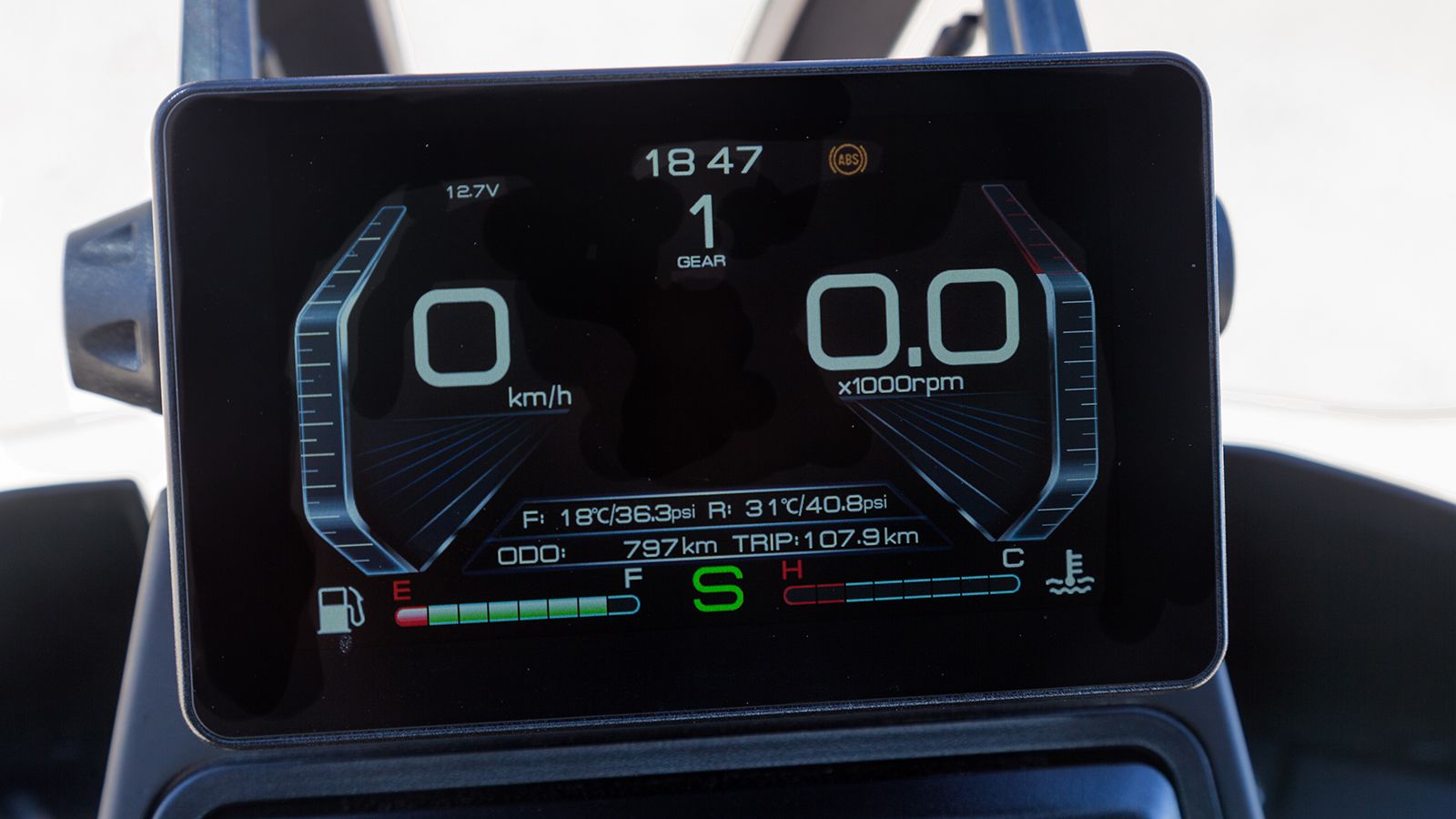 Η οθόνη TFT απεικονίζει πλειάδα πληροφοριών, ακόμα και θερμοκρασία και πίεση ελαστικών, όμως αν την φωτίζει απευθείας ο ήλιος γίνεται αρκετά δυσανάγνω