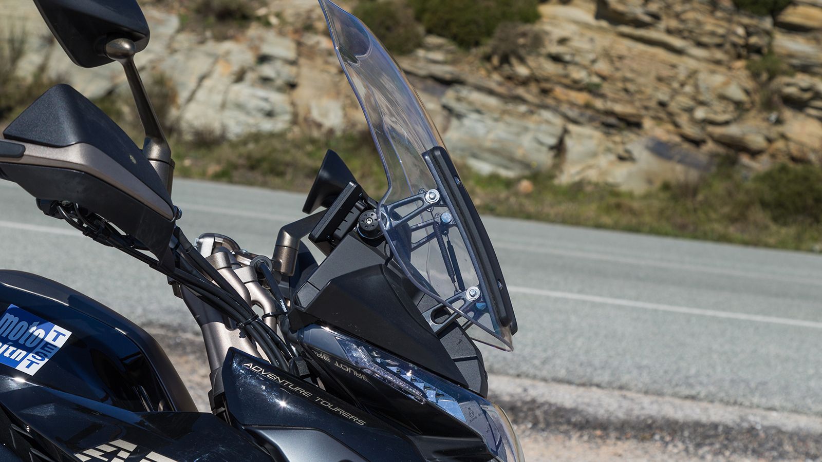 Η ζελατίνα ρυθμίζεται σε δύο θέσεις, με την βοήθεια ηλεκτρικού μηχανισμού. 