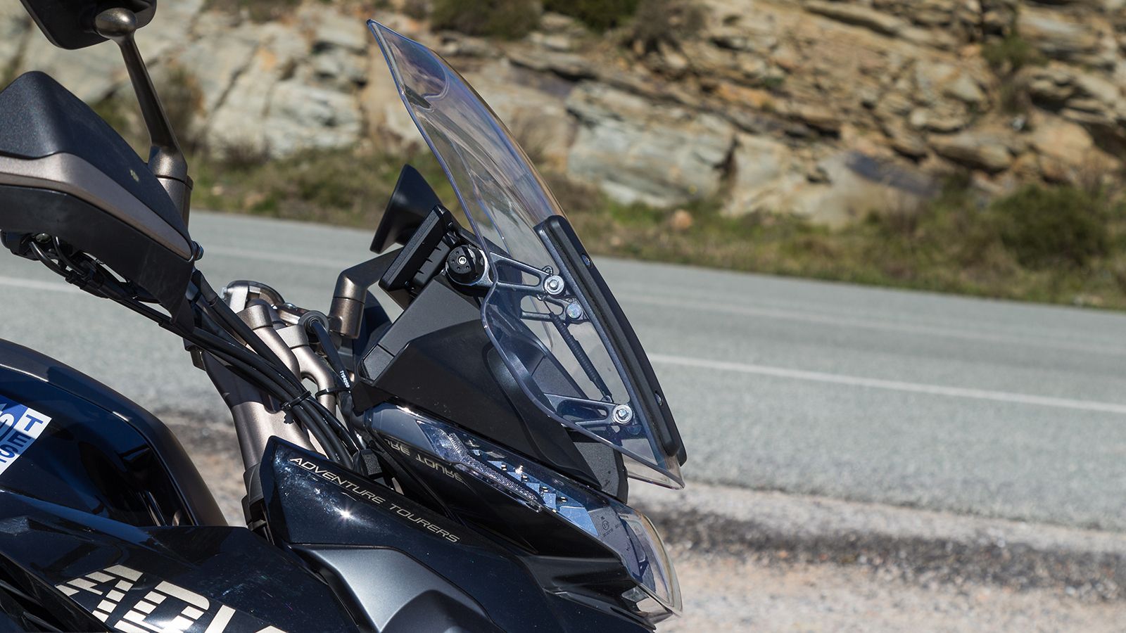 Η ζελατίνα ρυθμίζεται σε δύο θέσεις, με την βοήθεια ηλεκτρικού μηχανισμού. 