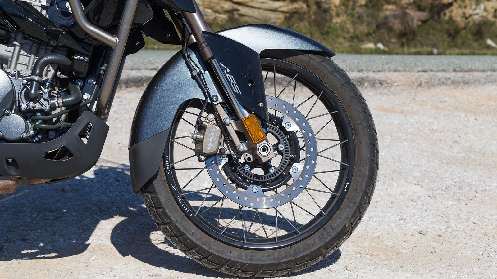 Ο εμπρόσθιος τροχός 19 ιντσών αποτελεί σημαντική αλλαγή για τον τονισμό των εκτός δρόμου δυνατοτήτων. Οι αναρτήσεις είναι έτοιμες να προσφέρουν απροβλ