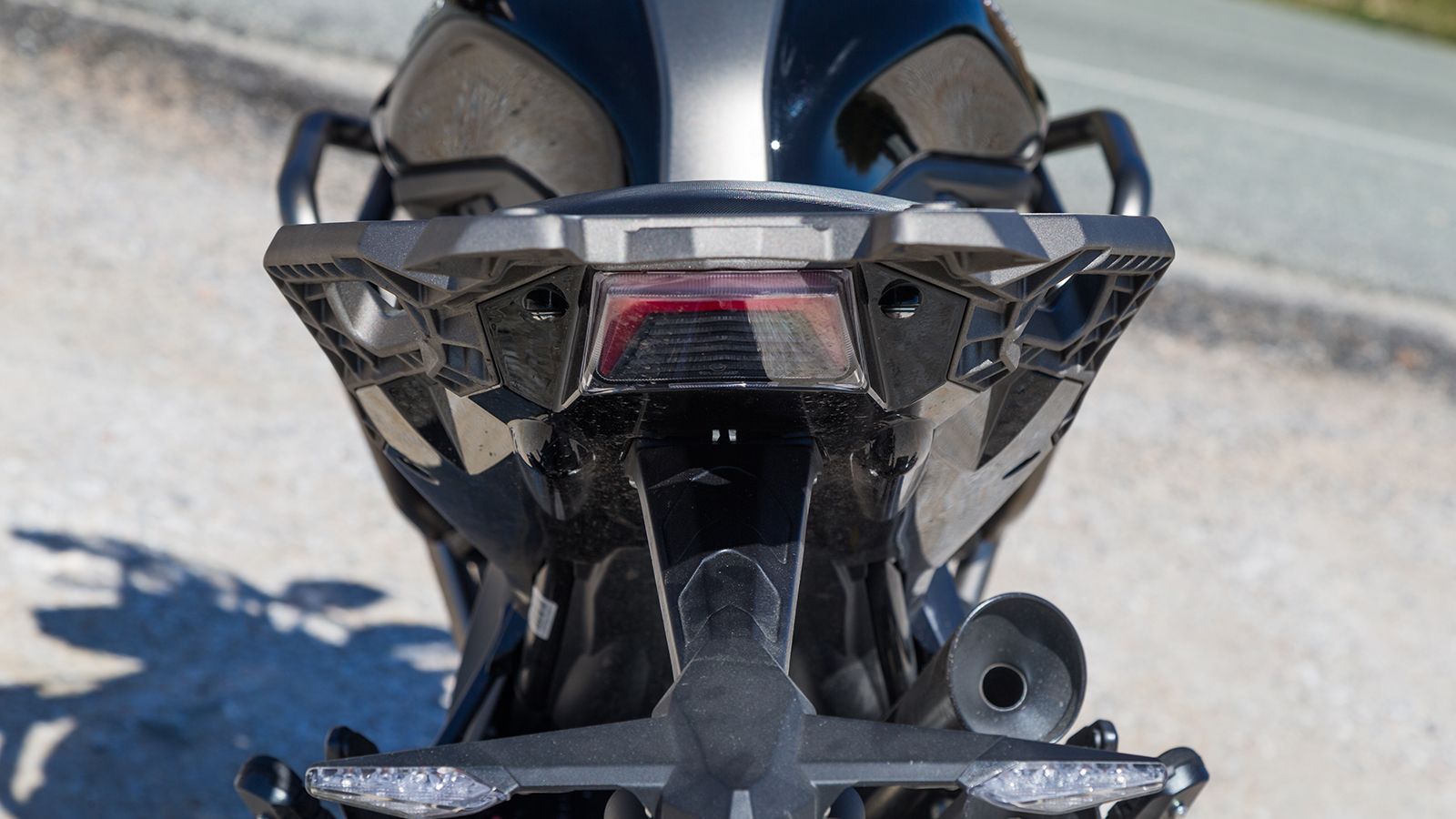 Και στο πίσω μέρος, ο φωτισμός είναι τύπου LED. 