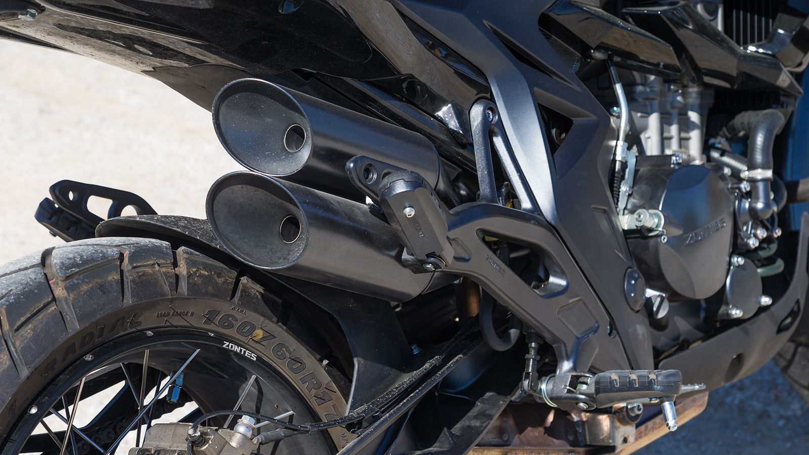 Χαρακτηριστική η διπλή απόληξη της εξάτμισης. 