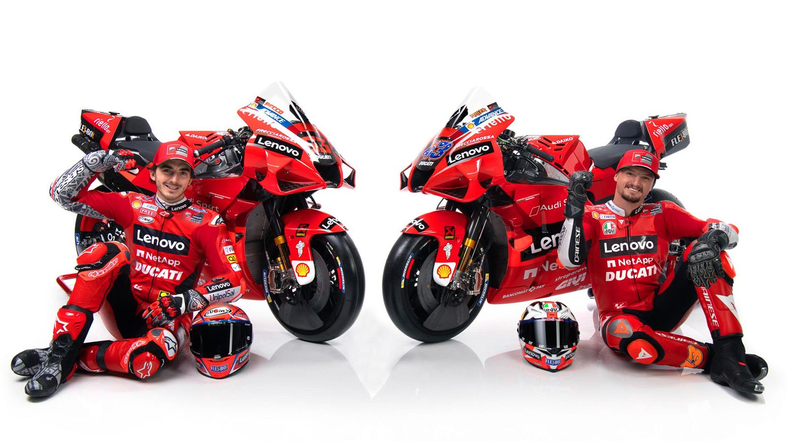 Από αριστερά, οι Pecco Bagnaia και Jack Miller, μπροστά από τις αγωνιστικές μοτοσυκλέτες τους.