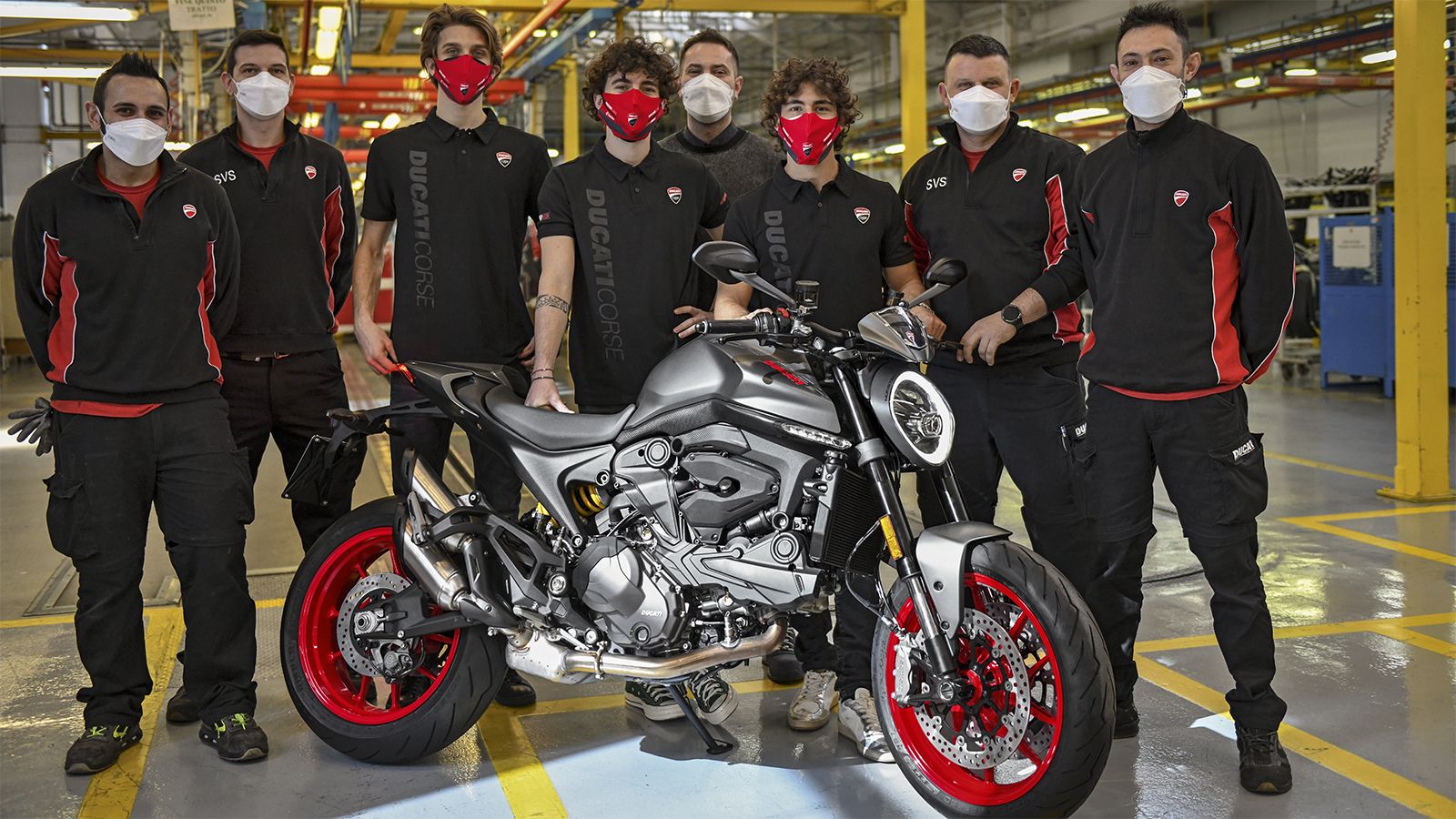 Οι 3 αγωνιζόμενοι της Ducati μπροστά από την πρώτη Monster που βγαίνει από την γραμμή παραγωγής.