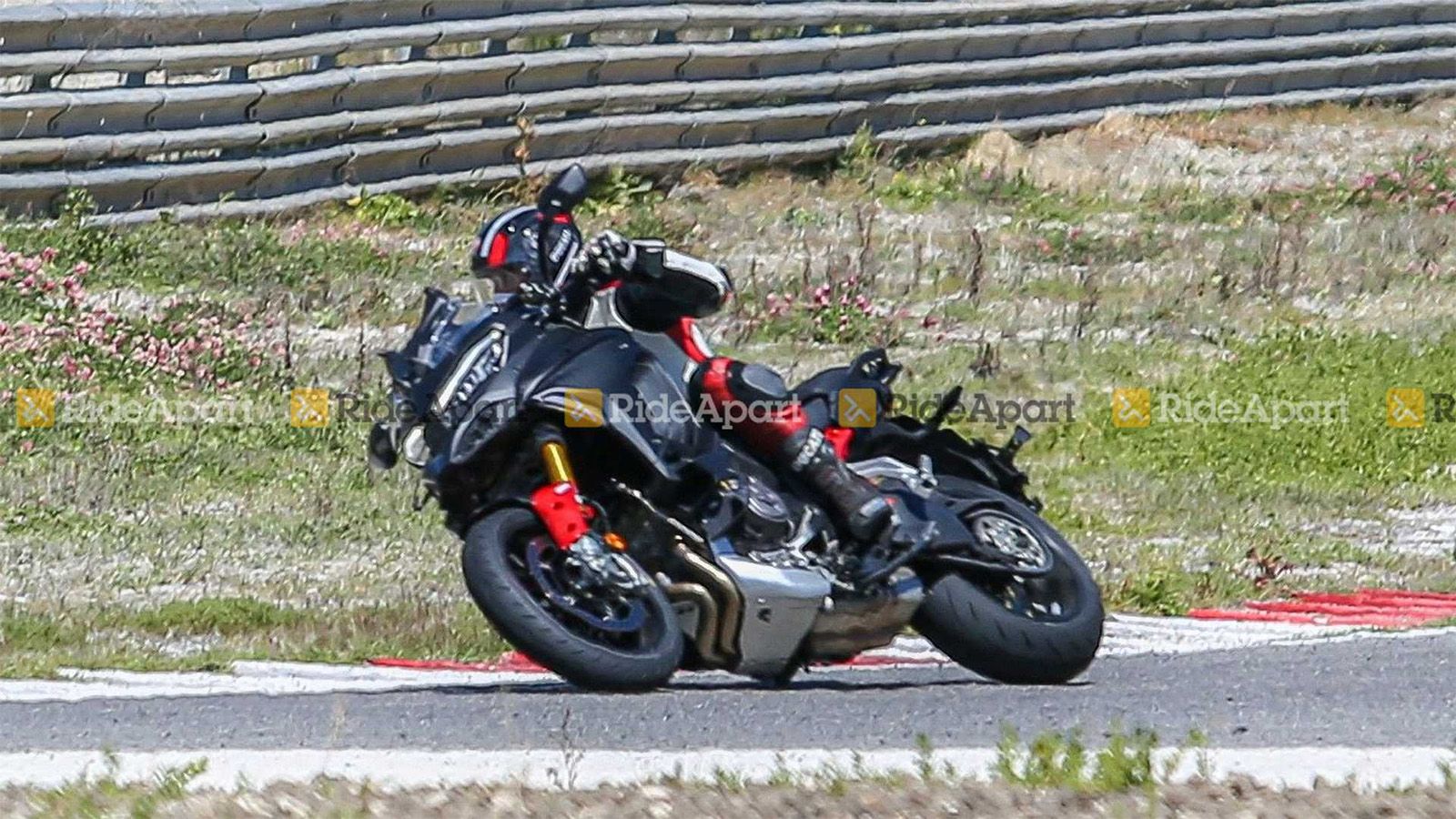 Μία από τις πολύ λίγες εικόνες της νέας Multistrada V4 Pikes Peak, που είδαν το φως της δημοσιότητας.