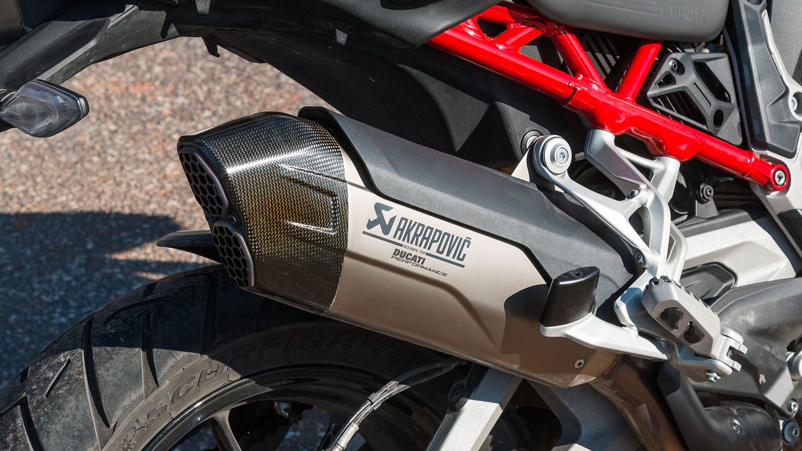 Η πανέμορφη εξάτμιση της Akrapovic με τις διπλές απολήξεις έχει διακριτική παρουσία στα χαμηλά αλλά γίνεται αρκετά αισθητή όταν οι στροφές ανέβουν.