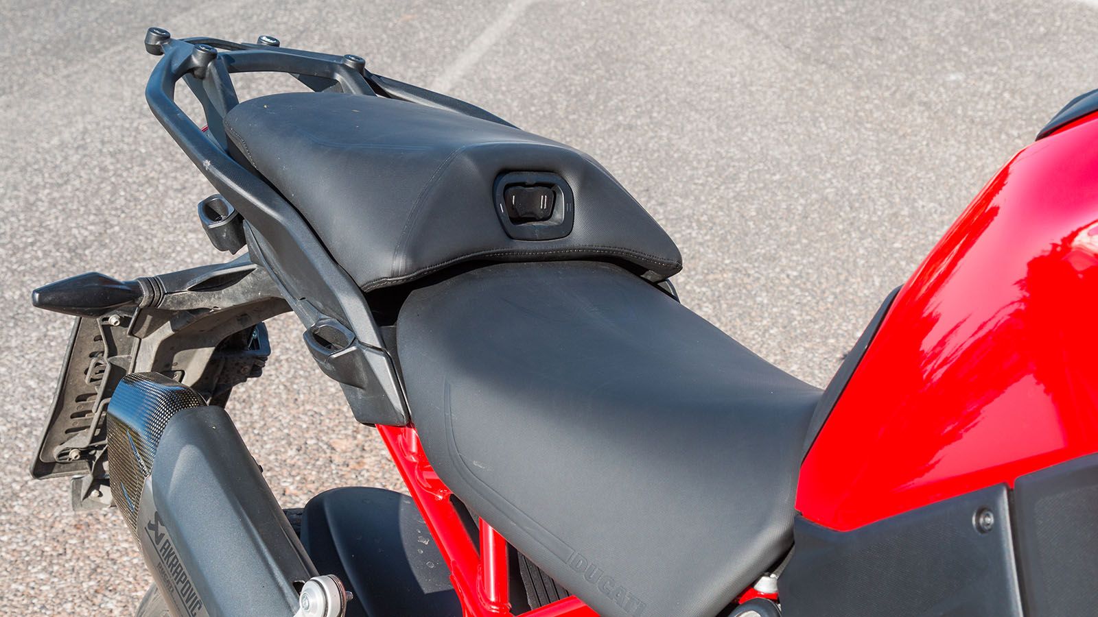 Πιο φαρδιά και φιλόξενη η νέα σέλα με ρύθμιση ύψους σε δύο θέσεις στα 840-860 χιλιοστά. Μέσω του διακόπτη, ρυθμίζεται ανεξάρτητα η θερμαινόμενη λειτου