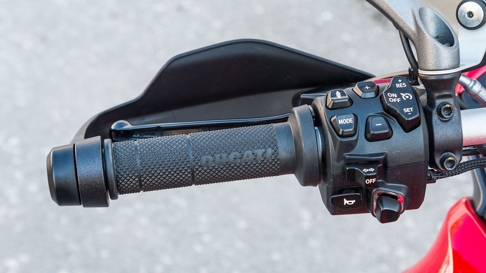 Πανέμορφοι οι φωτιζόμενοι διακόπτες μέσω των οποίων ο αναβάτης έχει πλήρη πρόσβαση στο ηλεκτρονικό οπλοστάσιο του Multi. Νέα προσθήκη το εύχρηστο joys