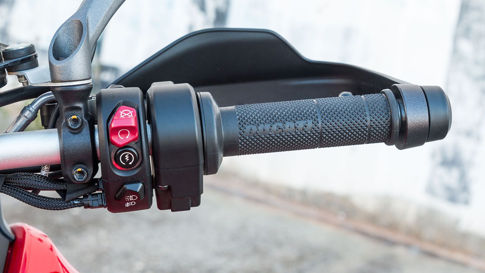 Πανέμορφοι οι φωτιζόμενοι διακόπτες μέσω των οποίων ο αναβάτης έχει πλήρη πρόσβαση στο ηλεκτρονικό οπλοστάσιο του Multi. Νέα προσθήκη το εύχρηστο joys