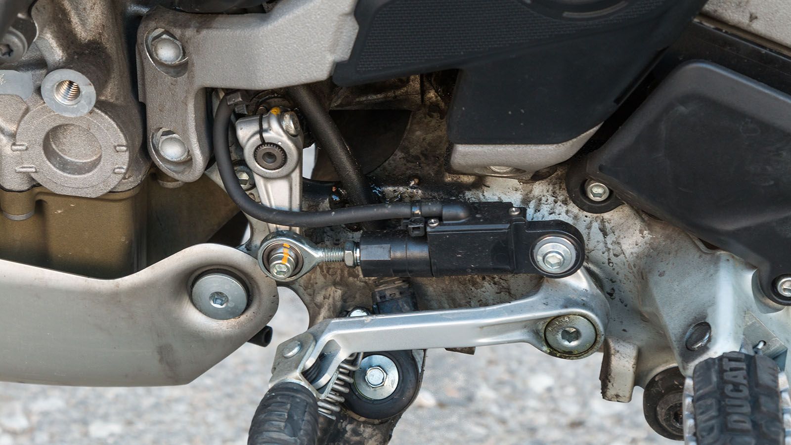 Το quickshifter διπλής κατεύθυνσης λειτουργεί εξαιρετικά και προσφέρει πολύτιμα δέκατα στο κυνήγι των επιδόσεων. 