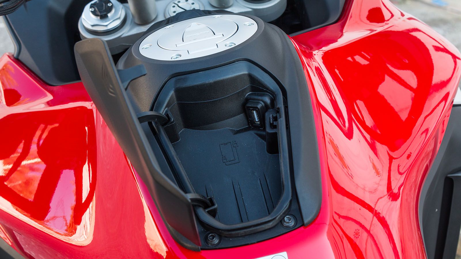 Πολύ χρήσιμο το ντουλαπάκι στο πάνω μέρος του ρεζερβουάρ για αποθήκευση πράγματων άμεσης πρόσβασης ή φόρτιση του κινητού μέσω θύρας USB, αρκεί να μην 